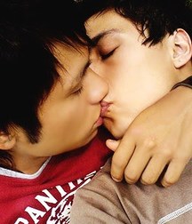 Boys Kissing 5be5b5e08b217.jpg