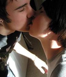 Boys Kissing 5be5b5e25dac3.jpg