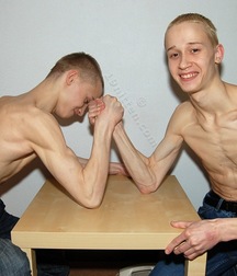 Aaron & Artur 586bfddee53db.jpg