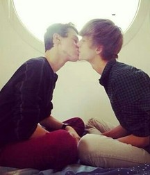 Boys Kissing 57d62a4bd23dc.jpg