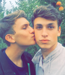 Boys Kissing 57d62a56b9497.png