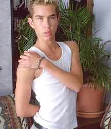 Blond Ian Shows Off 58350d11cd607.jpg