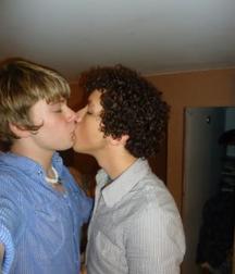 Boys Kissing 5872d0a12bdc6.jpg