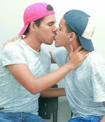 Boys Kissing 5872e2714fc9d.jpg