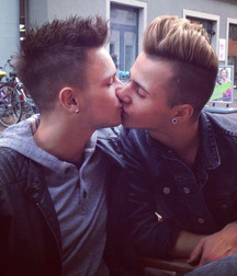 Boys Kissing 5872e3333ba5c.jpg