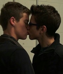 Boys Kissing 5872e379f12ed.jpg