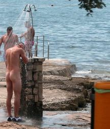 Guys Showering 58b648ca039b7.jpg