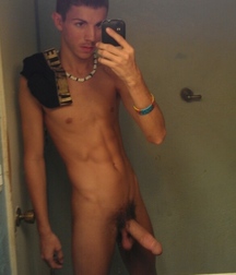 Boys Can't Resist Photgraphing Themselves 58dc6b999598d.jpg