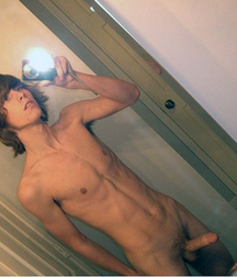 Boys Can't Resist Photgraphing Themselves 58dc6b9d4efa7.jpg