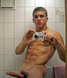 Boys Can't Resist Photgraphing Themselves 58dc6ba4d11e6.jpg