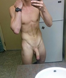 Boys Can't Resist Photgraphing Themselves 58dc6bb084e78.jpg