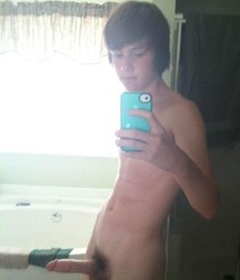 Boys Can't Resist Photgraphing Themselves 58dc6bb53e9aa.jpg
