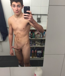 Boys Can't Resist Photgraphing Themselves 58dc6bcddfeb4.jpg