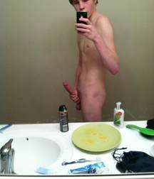 Boys Can't Resist Photgraphing Themselves 58dc6c291acca.jpg