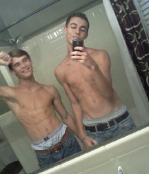 Boys Can't Resist Photgraphing Themselves 58dc6c3fe0ea6.jpg