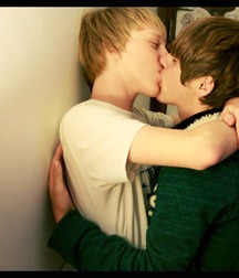 Boys Kissing 58dddf745494e.jpg