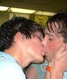 Kissing 59acbe25e1b4f.jpg