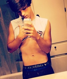 Selfie Boys non-nude 59bf1f32cf451.jpg