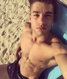 Selfies Clothed 5a1a2f3db44bd.jpg