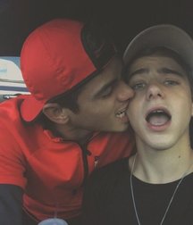 Boys Kissing 5a1b2a6dd5ec1.jpg