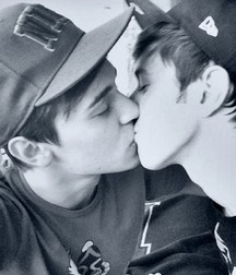 Males Kissing! 5a49cf0636eea.jpg