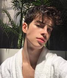 Cute Boy Night 5a88e1b9c8594.jpg
