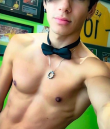 Sexy Boys Showing Skin 5abe42a7618f8.png
