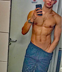 Selfie Boys 5af258441fb79.png