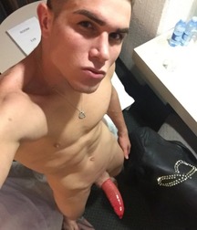 Guys Can't Resist Mirrors 5b132351e89cb.jpg