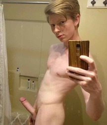 Guys Can't Resist Mirrors 5b1323674d350.jpg