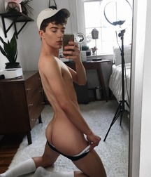 Guys and Selfies 5b3bd5d94a95b.jpg