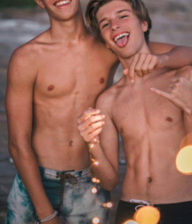Hotties! 5bd7bac15359e.png