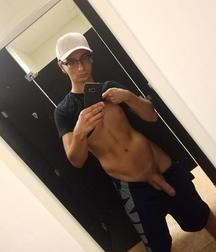 Selfies 5bd8c42572382.jpg