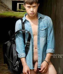 Naked outside 5bf4857ba9d00.jpg