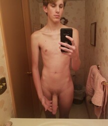 Selfie Twinks - multiple shots, teens, amateur 5eb80f4bace33.jpg