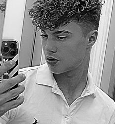 lorenzzoo69 twink tube star selfie media 