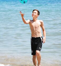 Twink Shirtless Summer Beach Guys Gay Boys Tube 