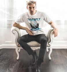 ANDREAS DINO WOHLTAN - AUSTRIAN MODEL 