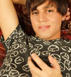 HighRes Gay Porn - Charlie First Solo 