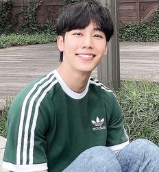 Handsome Asians for a Monday 
