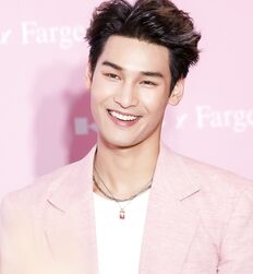 Handsome Asians for a Monday 