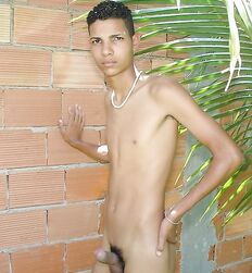 Roberto Sexy Twink Posing Gay Porn Tube 