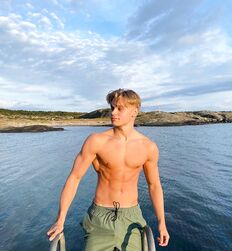 Sunday night 100 to love guys twink tube guys 