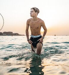Twink Hunk Beach Gay Boys Tube Shirtless Guys 