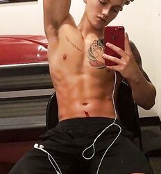 Aiselles des garçons à lecher twink tube flex 