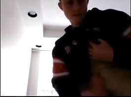 jeune garçon blond se masturbe