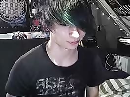 jeune emo et ses cheveux vert
