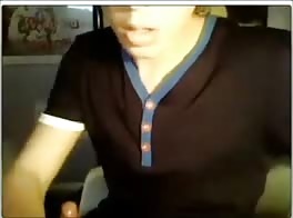 jeune garçon vraiment très mignon