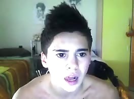 Young Cute Teen Wanks On Cam