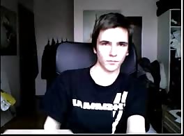 jeune minet serieux se masturbe pour vous